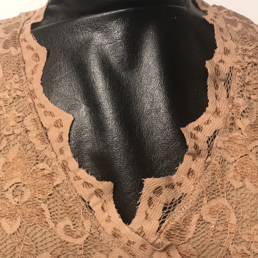 3/$25💜Small sleeveless lace top - Picture 2 of 4